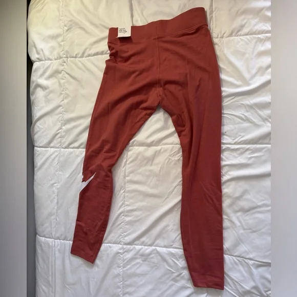 Nike Red Leggings Stretchy Athletic Wear NWT - Picture 2 of 3